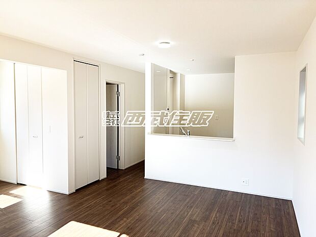 【リビング】【リビング】広くて明るいリビング。キッチンからの動線も良さそうです!