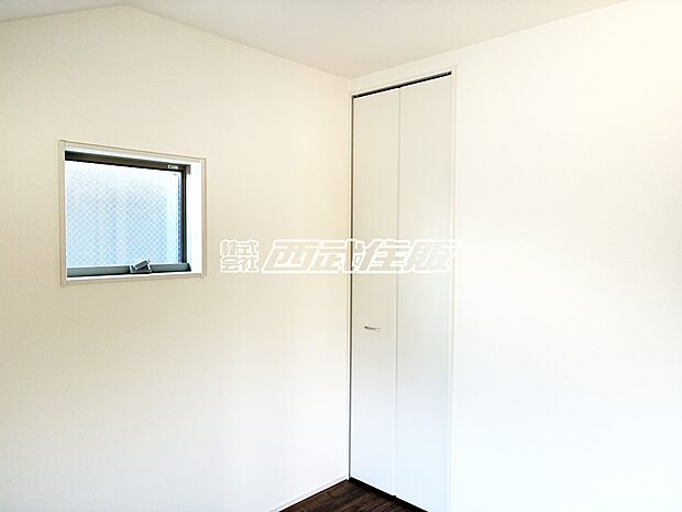 【洋室】【2階・洋室】クローゼットのある明るいお部屋です。