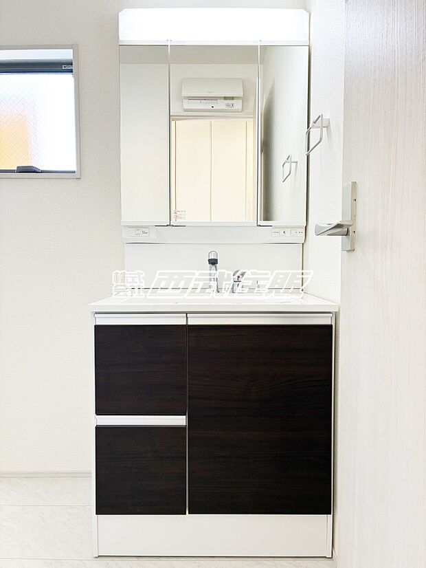 【非公開】【シャワードレッサー】機能的で収納力もある洗面化粧台