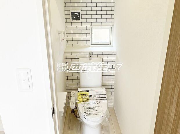 【トイレ】【トイレ】窓があり明るくアクセントクロスがお洒落！同仕様写真