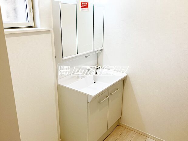 【洗面台・洗面所】【洗面脱衣室】洗濯機置場には窓があり明るい空間。同仕様写真