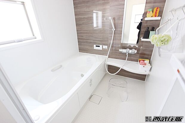 【非公開】【バスルーム】家事で疲れたママもゆったりと足を伸ばせる広さです。同仕様写真