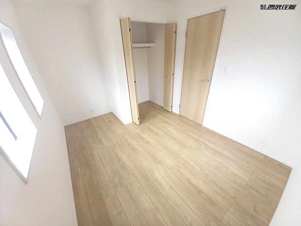 【洋室】【2階・洋室】大きなクローゼットがあって明るいお部屋！同仕様写真