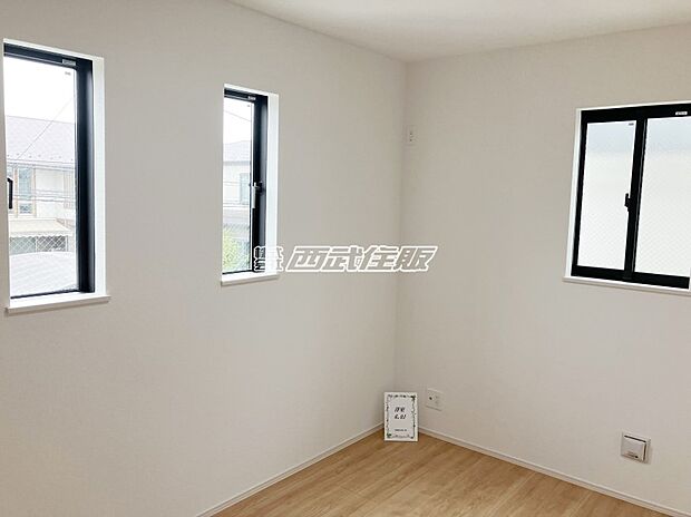 【洋室】【2階・洋室】2面採光のお部屋は陽射しがたっぷり入るので気持ちがいいですよ。