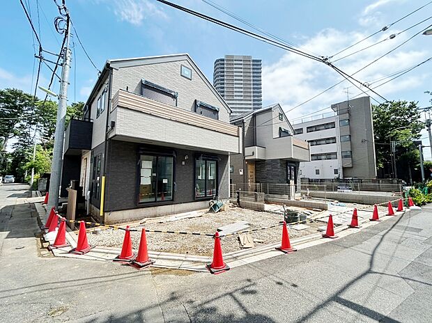 統一感のある街並みに調和した外観デザイン。前面道路も落ち着いた住環境
