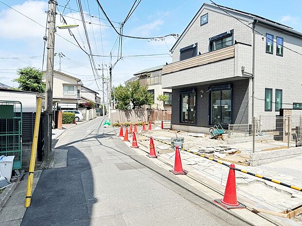 前面道路も車通りが少なく、歩行者も利用しやすい道路です。
