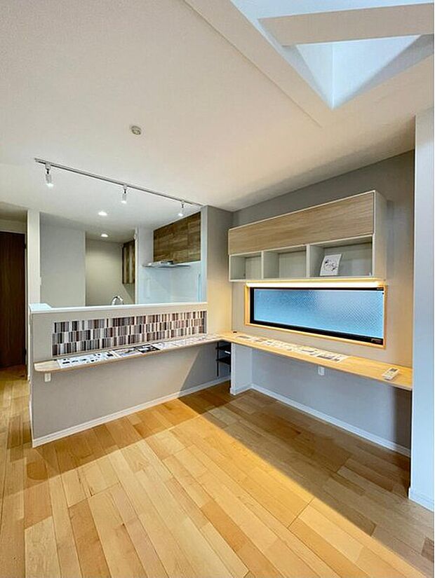 【リビングカウンター】A・D号棟にはPC作業などをリビングでできるリビングカウンターがあります。