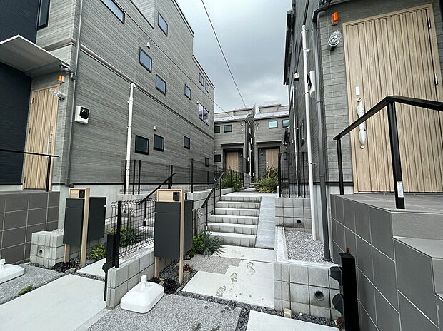 【現地写真】アプローチ部分に自転車などもお停めいただけるスペースがあります。