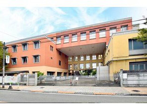 世田谷区立中町小学校(約317m)