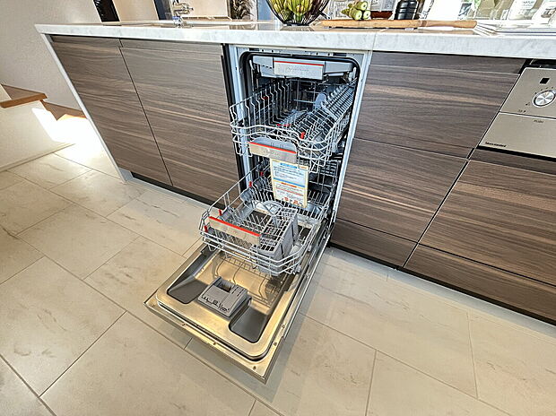 【食洗機】海外製の大型食洗機内蔵。大容量の食器やフライパンなど家事の時短になります。