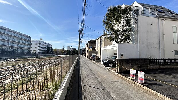 【前面道路】前面は開放的な空間で陽当りも良好な立地です。