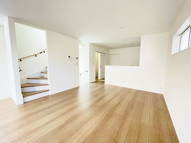 【21.8畳LDK】階段を間に挟んでリビングとダイニングを配置。２階へは必ずダイニングを通る、家族がつながりあえる空間設計。床暖房も付いたポカポカ住宅！（家具はCGによるイメージです）