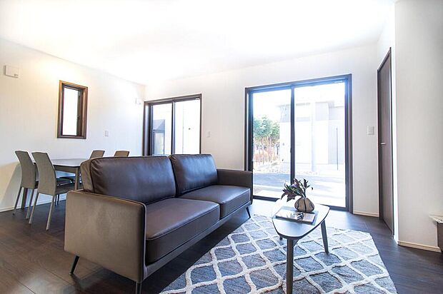 【リビング】LDK一体型のレイアウトで、開放感あふれる暮らしを実現。家族が自然と集まる居心地のよい住まいです。