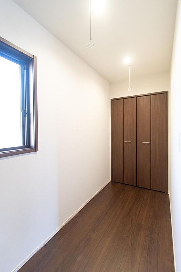 【その他内観】部屋干しに便利なランドリースペースは、洗面室と隣接しており動線もバッチリ!収納も付いているので便利です。