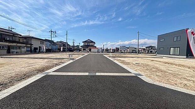 南面の土地区画も分譲中です。
分譲地内の造成道路幅は6.0m。クルマ同士でも安心してすれ違うことが出来ます。