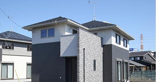 【No.4 】太陽光搭載!グレーのタイル柄がスタイリッシュな印象の外観です。