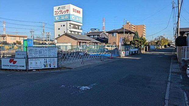 【前面道路含む現地写真】閑静な住宅地内にある物件です!こちらの前面道路は幅6mとなっております。
現地(2025年11月)撮影
