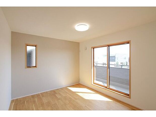 【寝室】No.5/主寝室はバルコニーに面しており、朝日が差し込むさわやかな空間です。4帖の大容量ウォークインクローゼットもあり、お洋服や布団もしまえ収納量確保!