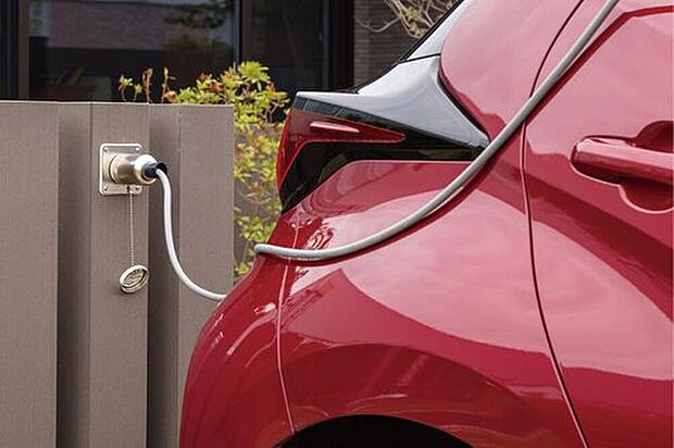 【「クルマde 給電」】「クルマde 給電」は、クルマ※を住まいとつなぎ電源として利用する非常時給電システム。
※「クルマde 給電」はトヨタホームの登録商標です。
※AC100V・1500W/非常時給電システム付コンセントを搭載した自動車。AC100V/1500Wコンセントまたはヴィークルパワーコネクターをお使いいただく際は、事前に各車両(トヨタ自動車)の取扱説明書をご確認ください。