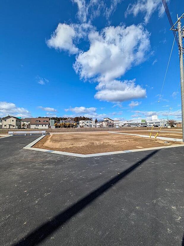 【前面道路含む現地写真】前面6m道路、すれ違いも楽々。