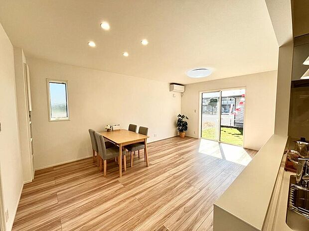 NO.1 リビング
内装は白を基調としたシンプルなデザインに。リビングを通って2階へ上がる間取りになっており、家族が顔を合わせる機会を自然と増やします。(2026年2月撮影)