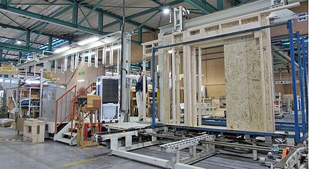 【「トヨタ生産方式」を導入した工場生産】トヨタウッドユーホームでは構造体の大部分を自社工場で製造しています。CAD・CAM連動した装置で釘やビスの本数、使用箇所に至るまで徹底的に管理し、品質が均一化されたパネルをつくり上げています。一般的なパネル工場よりも内製化を進めることによって、施工現場の職人の練度による品質のバラツキを抑えることに成功しています。