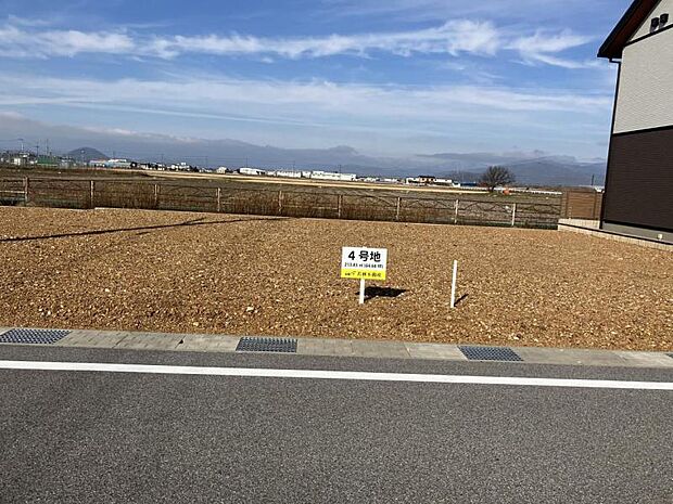 4号地 南側道路で日当たりが良いです。(2024.1撮影)