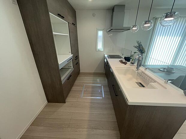 LDK/オープンキッチンで子どもに目が届きます。(202409撮影)