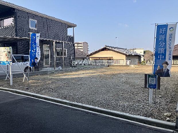 現地土地写真　道路との高低差がない綺麗な更地です（202401撮影）