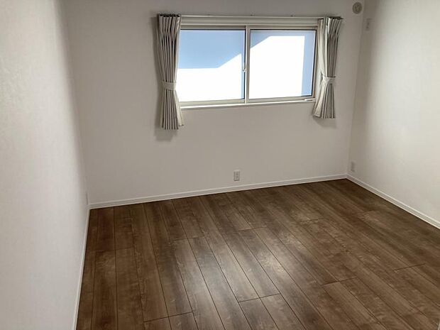 Ａ号地主寝室（202308撮影）落ち着いた色調の主寝室でゆったりリラックスできます。併設するウォークインクローゼットに衣類や小物を収納すればすっきりとした空間に。