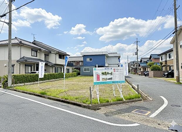 現地写真(2025年7月撮影)。約50坪のお土地で前面道路は約6.3mとお車のすれ違いも安心できます。※写真は一部明るさの補正を施しており、実際とは見え方が異なる場合があります。