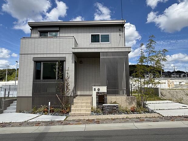 スマートパワーステーションFX タイル外壁仕様でソーラー・蓄電池装備（2024年9月撮影）