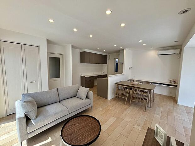 【2-6号地　LDK】LDKは18.1帖、一角には収納スペースと子供の学習ができるカウンタースペースも設けています。(2025.9撮影)