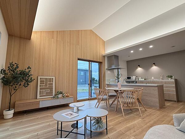 ＜11号地分譲住宅　リビング＞明るい陽光が差し込む開放的なリビング。木のぬくもりを感じる上質な空間が、家族のくつろぎと心地よい毎日を叶えます。撮影:2026年9月