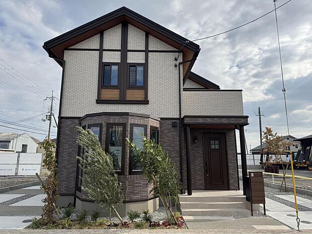 清潔感のあるシンプルな外観が魅力的な物件です。