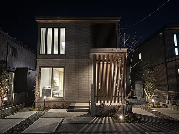 【2-11号地　外観１】落ち着いた色合いとブラウンの格子が魅力のシックな外観です。