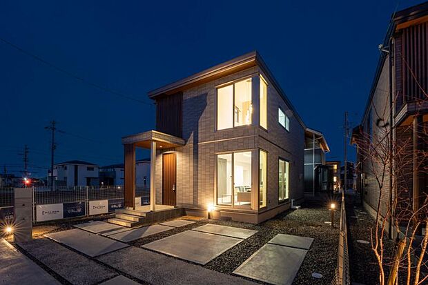 【2-13号地 外観】街並みに溶け込むナチュラルグレーの外壁の分譲住宅です。