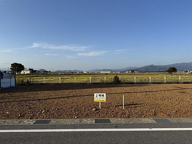 <2号地>南側道路で日当たりが良く、プランニングのしやすい整形地です。分譲地内の公園にも近く、子どもも安心して見守れます。撮影:2024年1月