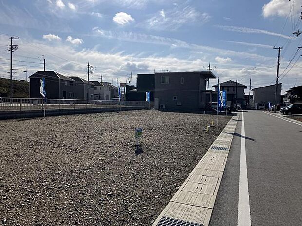 【現場写真】分譲地内は地域の園児が良く散歩に使うほど自動車の通り抜けが少ないため、お子様がいるご家庭でも安心してお住まいいただけます。(2024.1撮影)