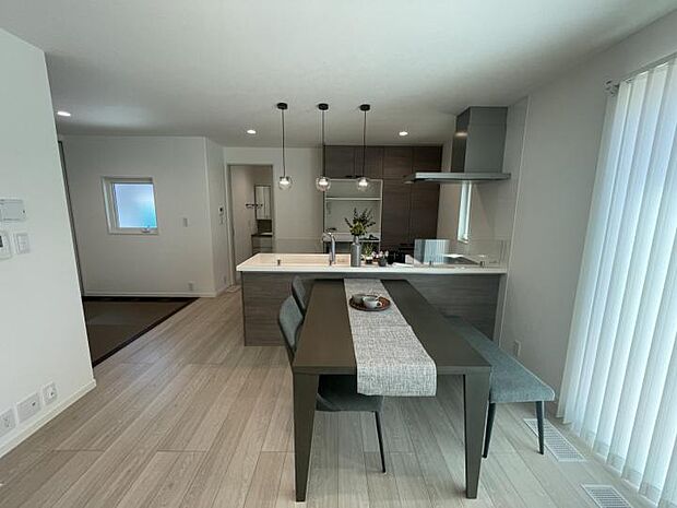 【B号地ダイニングキッチン】南面に設置した大開口で、明るく開放感のある空間を実現しました。(202409撮影)