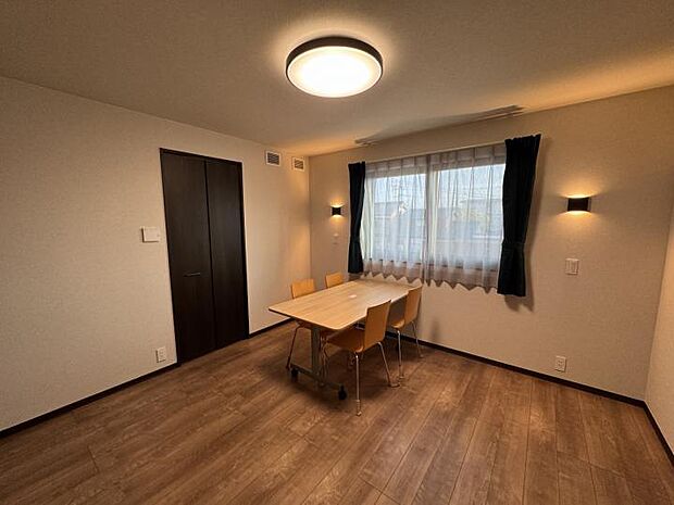 【【ホテルライクな主寝室】】主寝室にはお洒落な壁付け照明があり、リラックスできる快適な空間を提供します。(2025.3撮影)