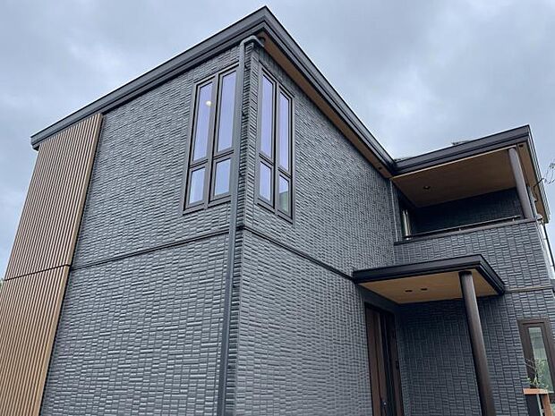 【外観パース】【外観】アクセントのコーナー窓を設置したシルエット（2024年7月撮影）