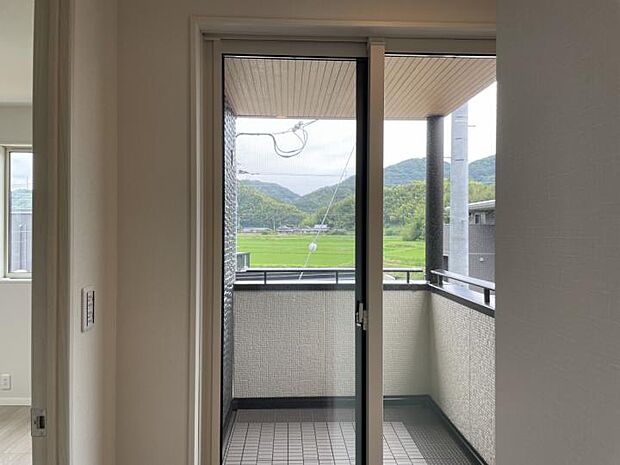 【【バルコニー】】【バルコニー】屋根付きバルコニーで急な雨の時も安心（2024年7月撮影）