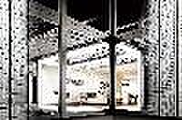 【【ボックスラーメン構造】】【ボックスラーメン構造】高層ビルの多くに採用される「ラーメン構造」を戸建住宅に応用、柱と梁を溶接で一体化した鉄骨シェルターのようなユニット構造体。その圧倒的な強さは、工場の先進技術によって支えられています。