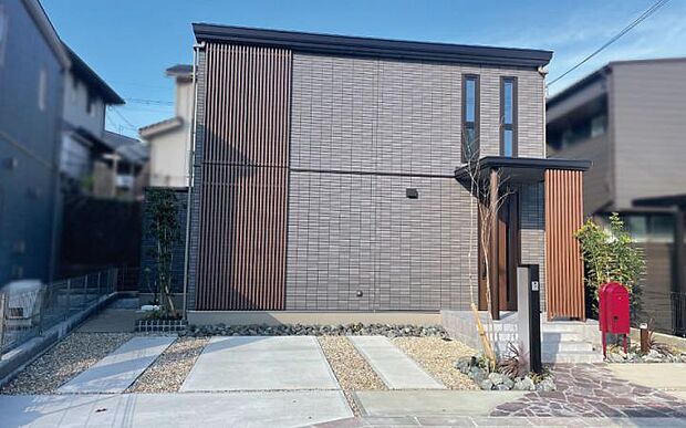 【1号地LDK(1号地(2025年1月撮影)】【1号地】黒が基調のインテリアスタイルにしています。リビングのオープン階段が光と開放感を演出しています。(2025年1月撮影)