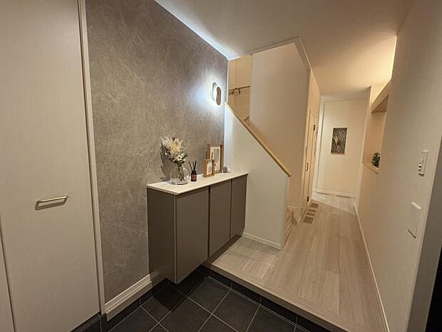 【8-1号地分譲住宅】【8-1号地　玄関】「ただいま」が心地よく響く明るく機能的な玄関空間家族やお客様を迎える玄関は、住まいの第一印象になります。(2025.6撮影)