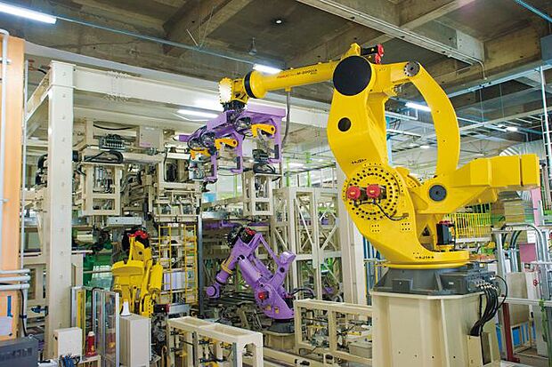 【【高精度(機械の力×人の力)】】【高精度(機械の力×人の力)】大型機械や先進設備の導入により、人の力のみでは不可能な高精度、高強度な施工を可能に。また工程ごとの専門作業員が、工場ならではの安定した環境により、その熟練した技術を最大限に発揮できます。