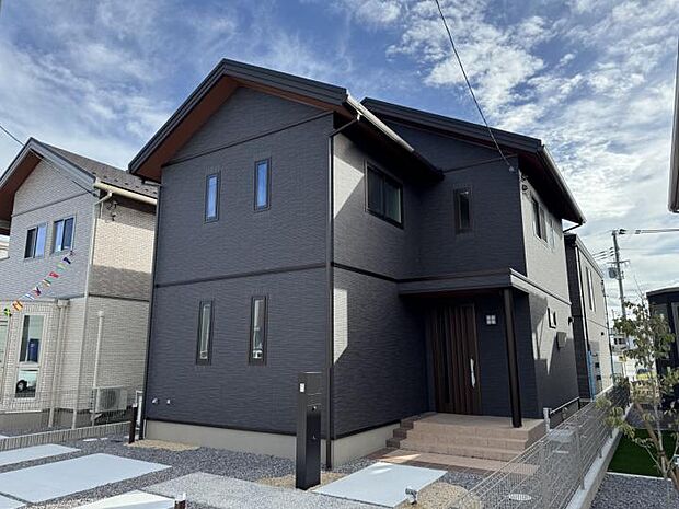 【2-5号地　外観】落ち着いた色合いが魅力のシックな外観です。(2025.9撮影)