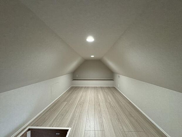 【16号地分譲住宅小屋裏】小屋裏の収納スペースもございます。