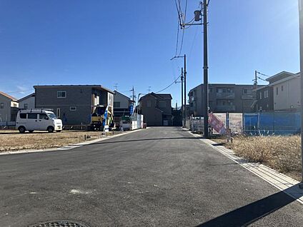 前面道路　南向き（撮影日：2025年10月）